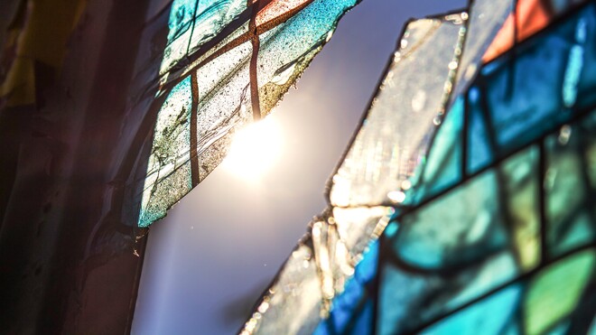 Durch die Risse dringt das Licht