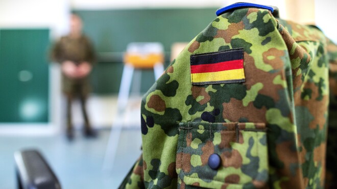 In Camouflage an der Tafel