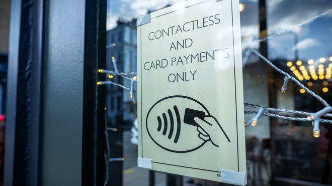 Scheine und Münzen im Fadenkreuz