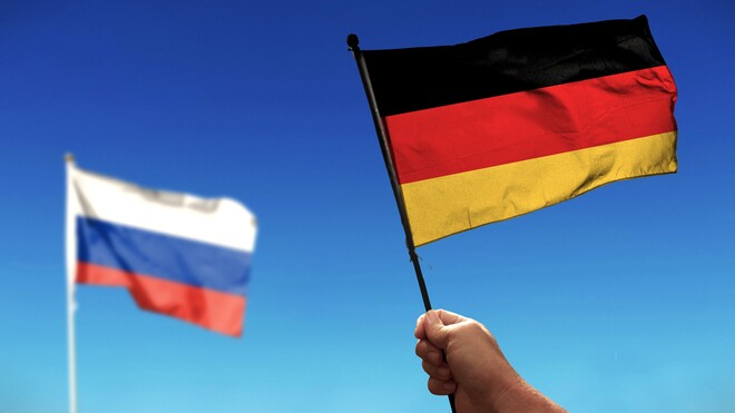 Händereichen über dem Ural